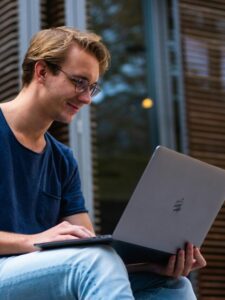 Avoid the most common first-week internship mistakes! Discover the top 7 blunders interns make and learn how to start strong and impress from day one.
